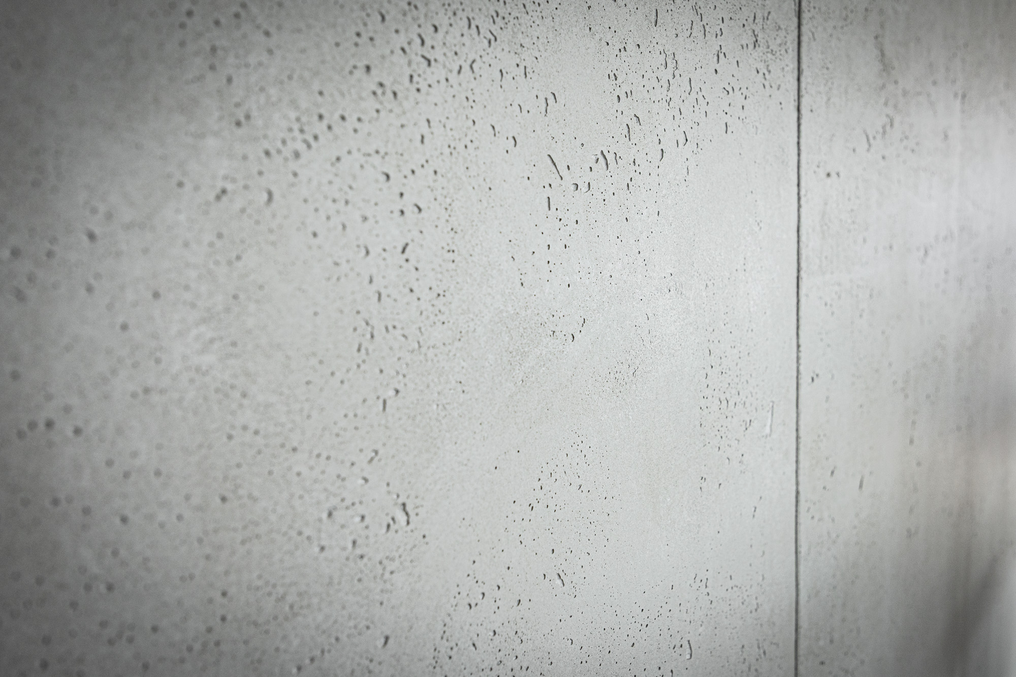 Beton pur. Fugenlos perfekt. Wir bringen modernen Minimalismus an deine Wände und Böden. Mit hochwertigem Mikrozement erschaffen wir Oberflächen aus einem Guss – robust, wasserfest und absolut zeitlos.